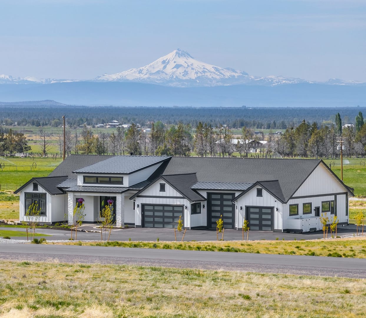 When the home is a 10 and the backdrop is an 11
••••••
#bendrealestate #pahlischselect #cascademountains #luxuryhomes #designbuild #architecturehunter #centraloregonrealestate #liveinbend #bendoregonhomes